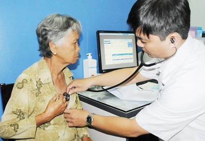 A doctor of Family doctor ward in district 10 examines an elderly woman (Photo: SGGP)